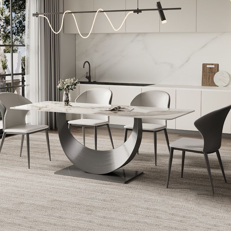 Zeitgenössischer Sinter -Stein -Top -Metall -Basis -Esstisch mit Stühlen