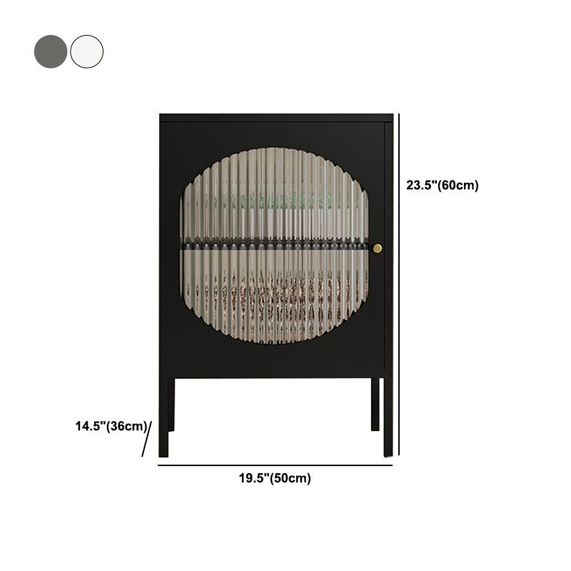 Serveur de restauration intérieure moderne avec portes en verre.