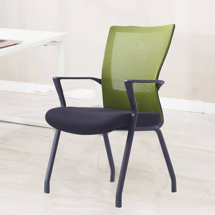 固定武器室の椅子は悲惨な現代の人間工学に基づいた机の椅子なし