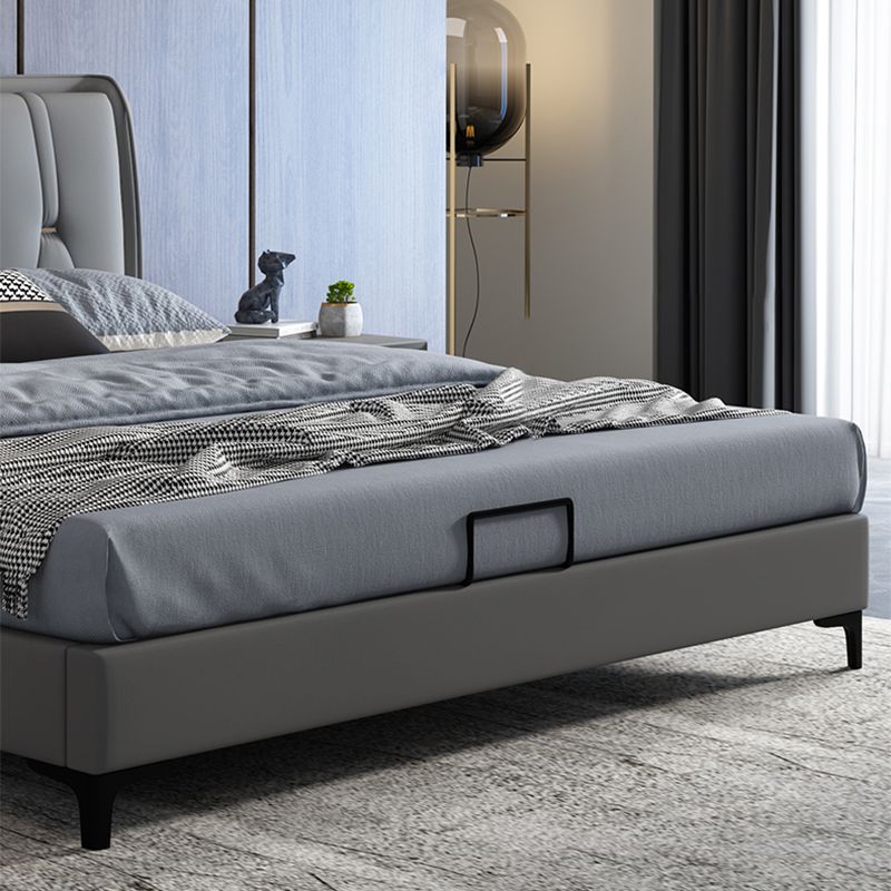 Letto standard grigio contemporaneo con letto trapuntato e gambe