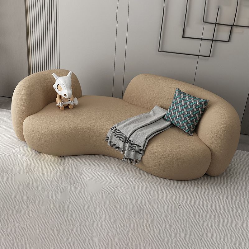 Moderne stijl bank met gebogen rug en gewatteerde sponszitting bank