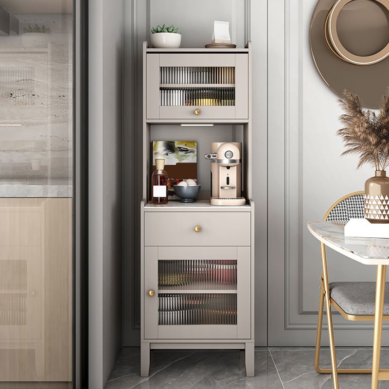 Scheda laterale in pietra a buffet da pranzo in stile glam con armadi e cassetti