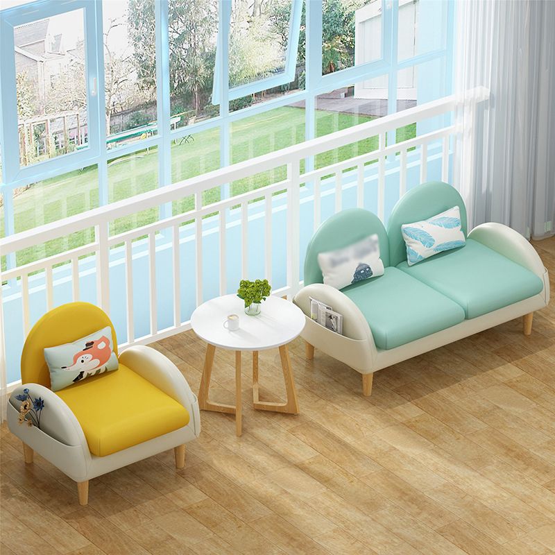 Divano retro con cuscino in pelle finta con spazio per soggiorno e appartamento