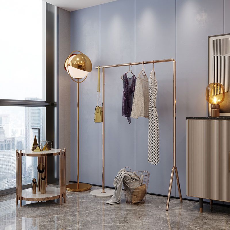 Approfondito industriale in stile minimalista per cappotto metallizzato