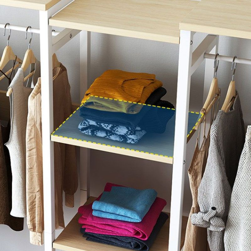 Rack de manteaux en bois blanc.