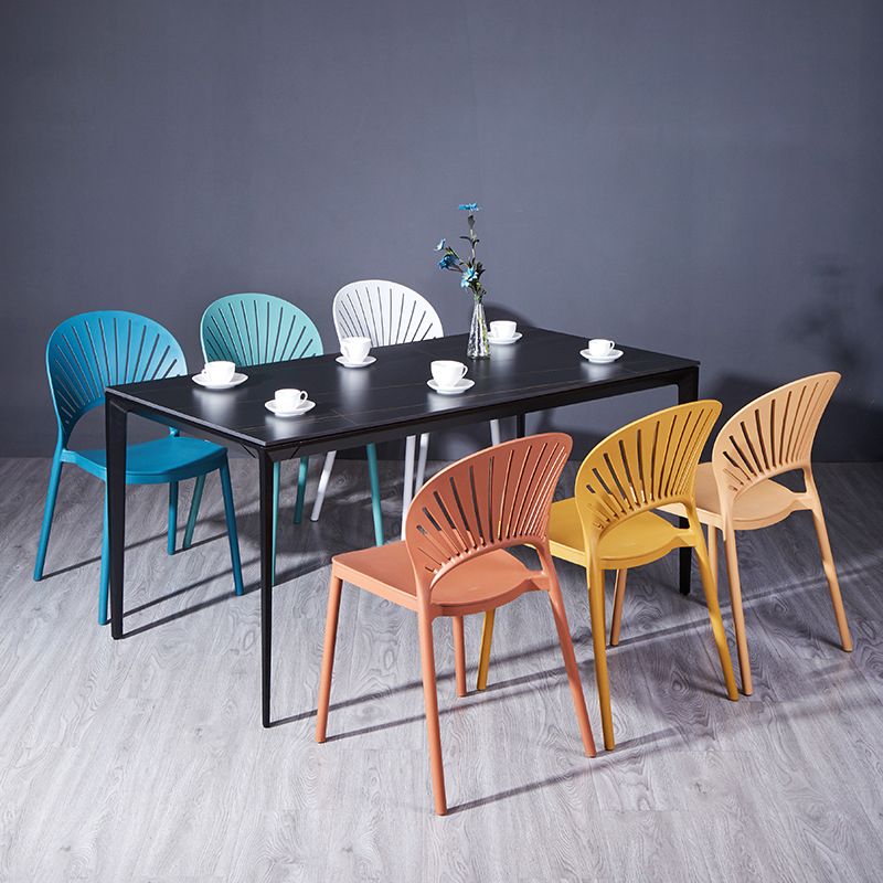 Sedia di plastica moderna aperta mobile da pranzo sul retro in finitura opaca