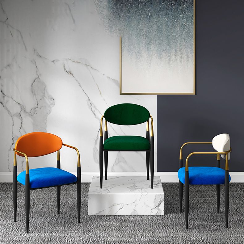 現代的なオープンバックダイニングアームチェアメタルフレーム布張り椅子