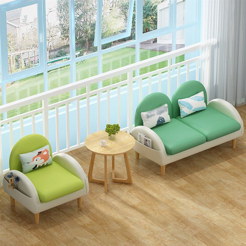 Divano retro con cuscino in pelle finta con spazio per soggiorno e appartamento