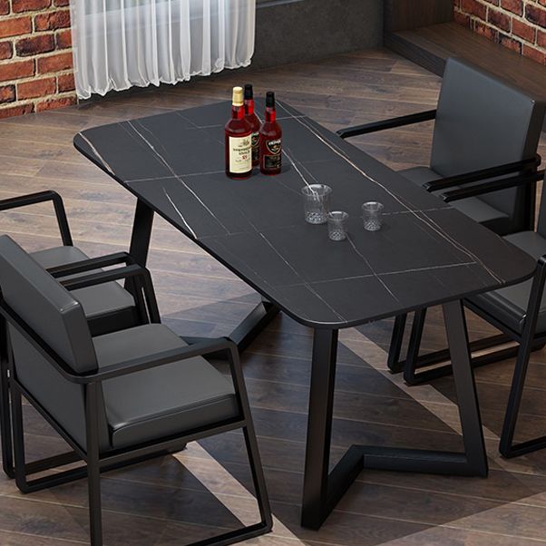Mesa de comedor rectangular industrial de piedra sinterizada negra con base de metal