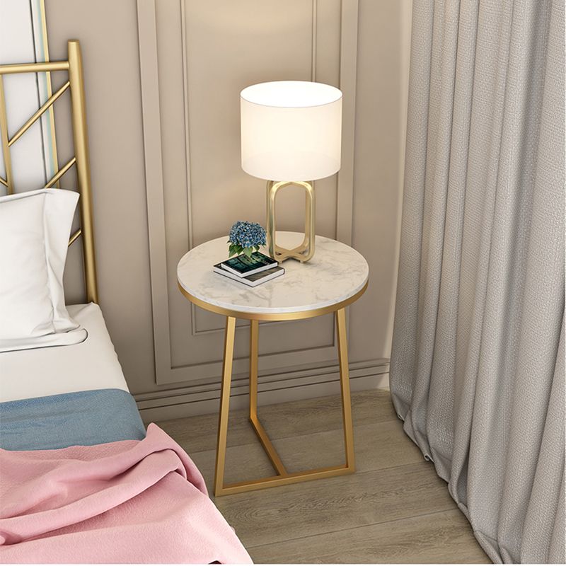 モダンスタイルの大理石のトップとアイアンワークブラック/ゴールドベースサイドテーブル