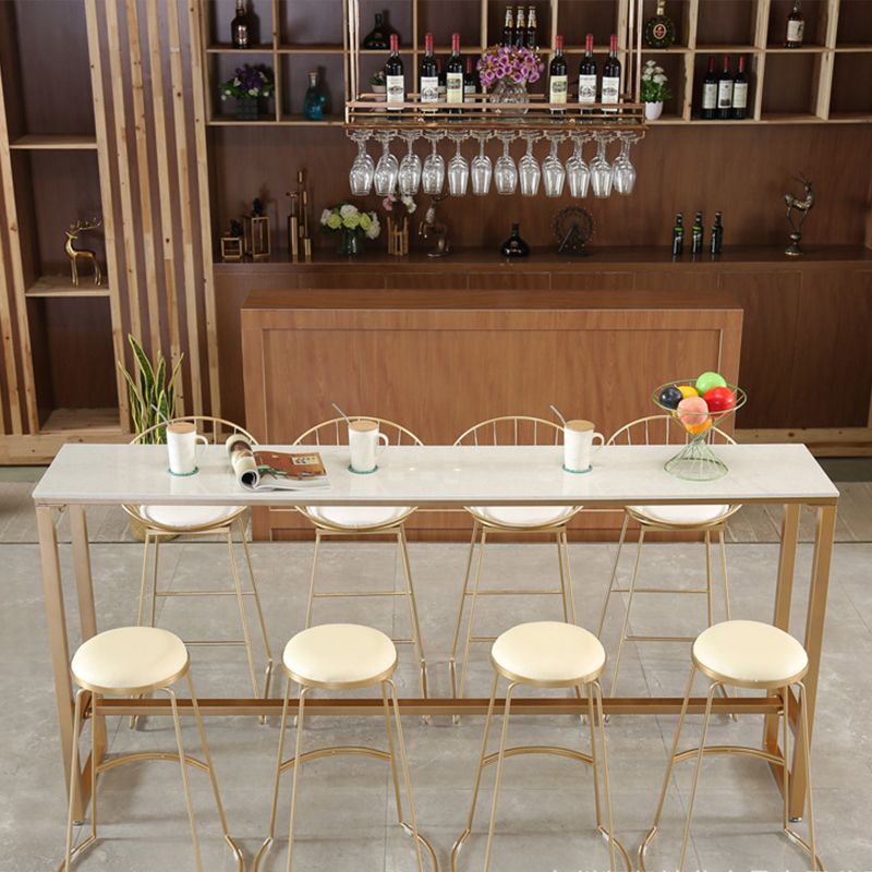 Moderner, barhoher Bistro-Bartisch mit Kunstmarmorplatte und goldenem Sockel