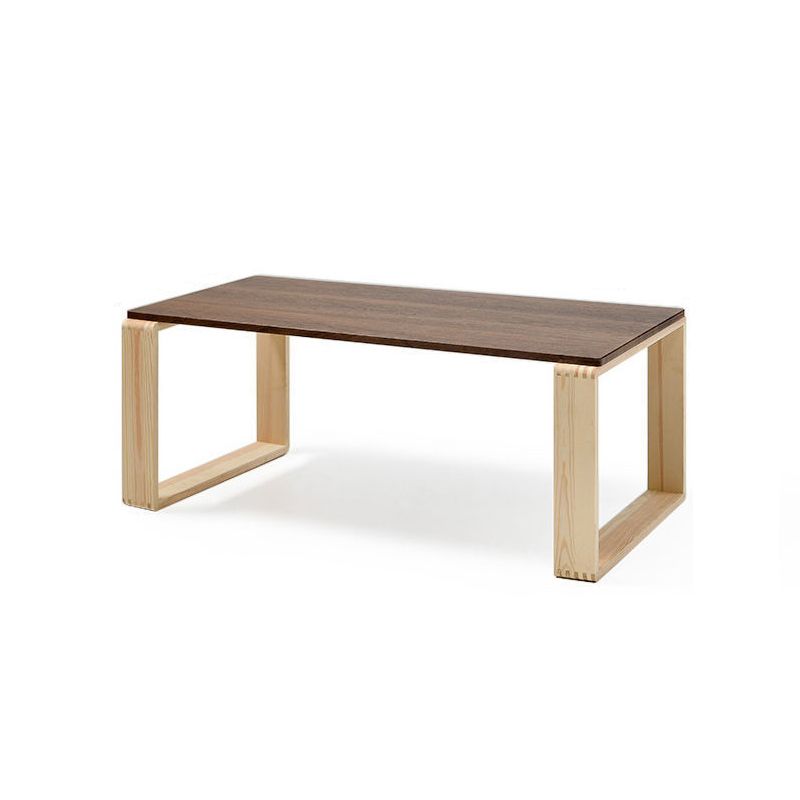 Moderner hölzerner Couchtisch mit hellem Holzschlittenbasis und Rechteckoberteil