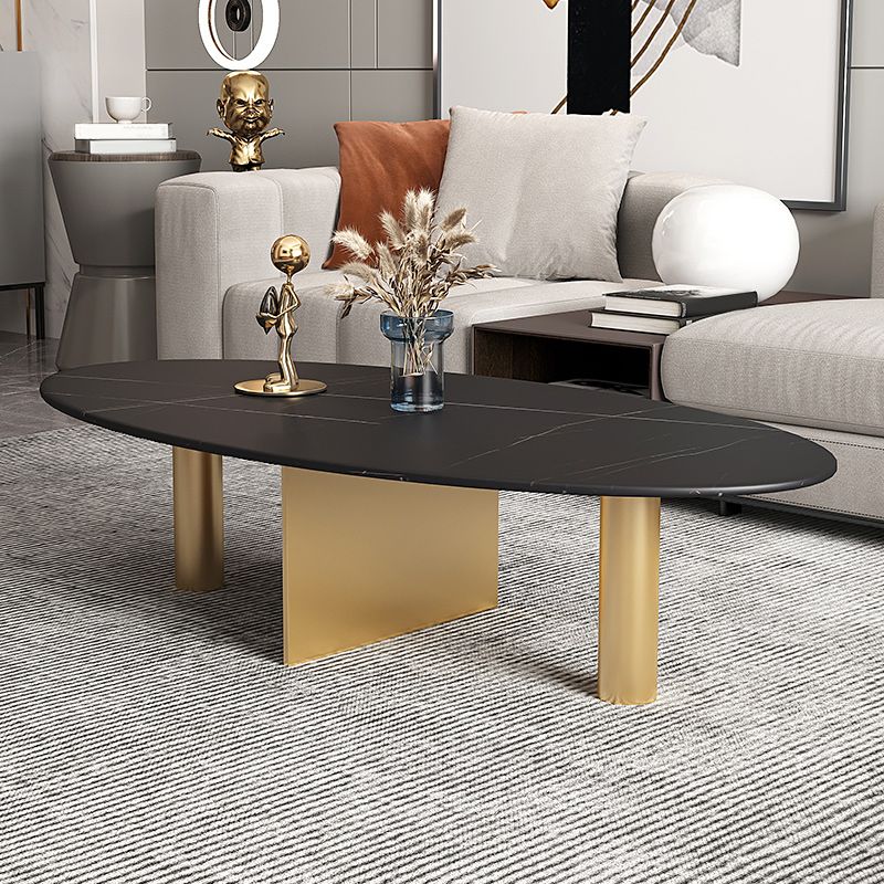 Glamouröser Couchtisch mit ovaler Steinplatte und Cocktailtisch mit 3 Beinen aus Metall