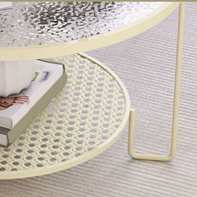 Zeitgenössischer Cocktailtisch mit Glasoberteil und Eisenbasis und Regal