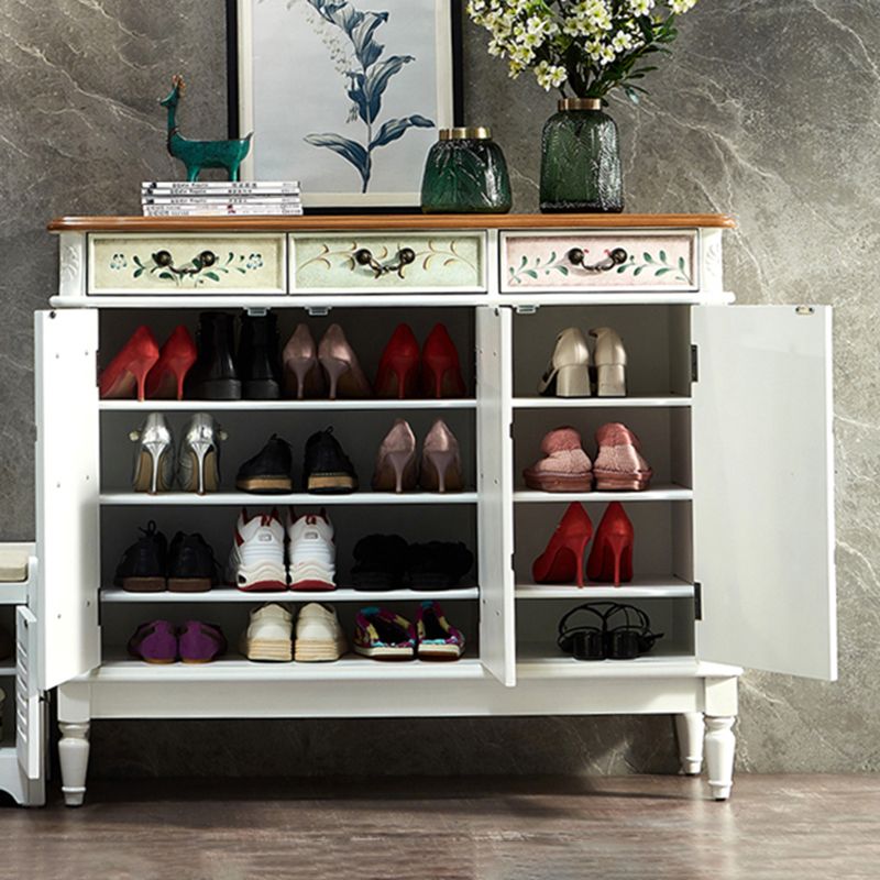 El anillo de gabinete moderno de mediados de siglo tira del gabinete lateral de madera con cajón