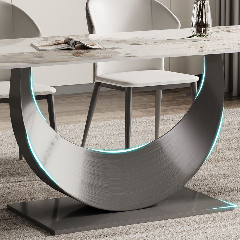 Zeitgenössischer Sinter -Stein -Top -Metall -Basis -Esstisch mit Stühlen