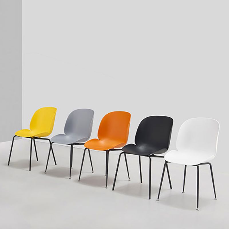 Armloze stalen basisconferentie stoel plastic rug en stoelstoel