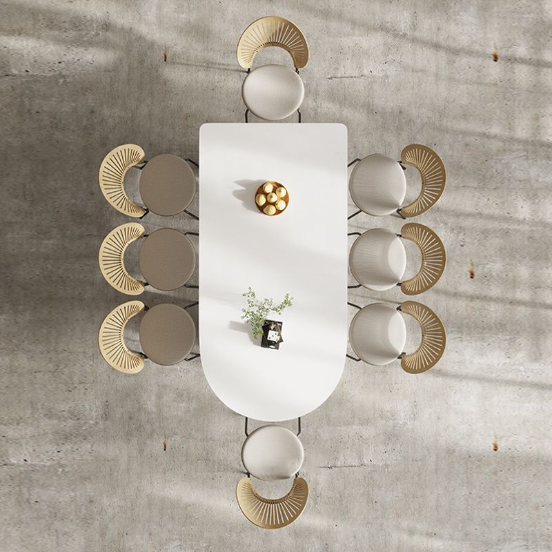 Eettafel met stenen blad in vrije vorm voor thuis, eigentijdse witte dinettetafel