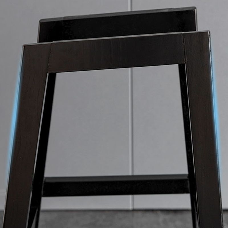 Lo sgabello di schienale in stile moderno con base in legno e cuscino in pelle