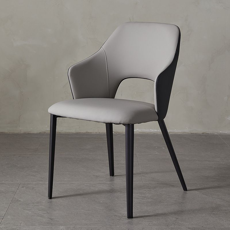 Eigentijdse kunstleren eetkamerstoelen met zwarte poten en fauteuil