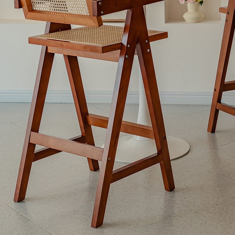 Eigentijdse lage rug vast hout gewapende barkruk met voetsteun