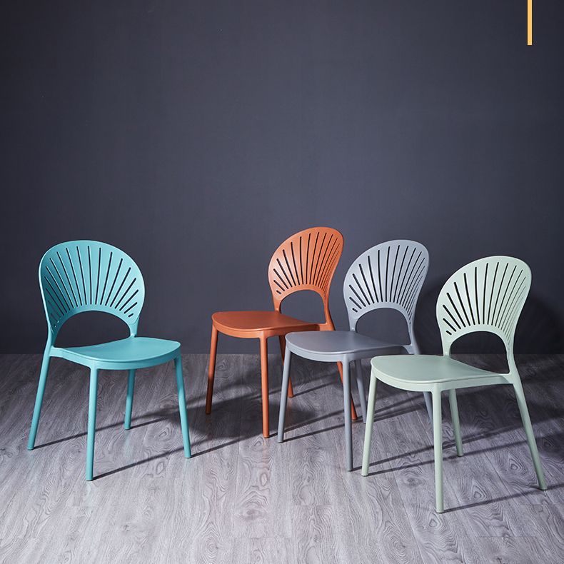 Sedia di plastica moderna aperta mobile da pranzo sul retro in finitura opaca