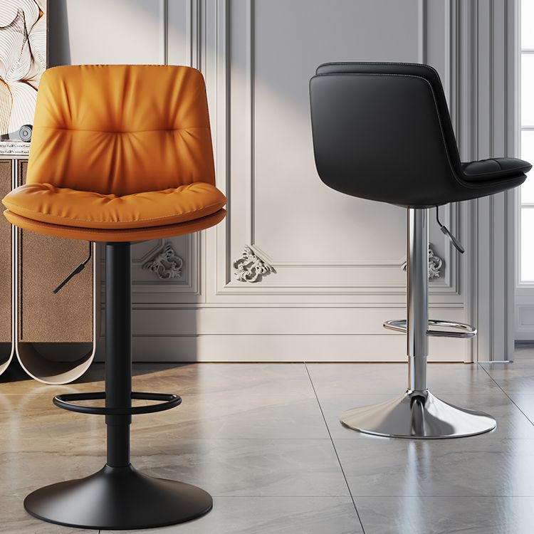 Sgabello da bar in pelle di altezza regolabile scandinava