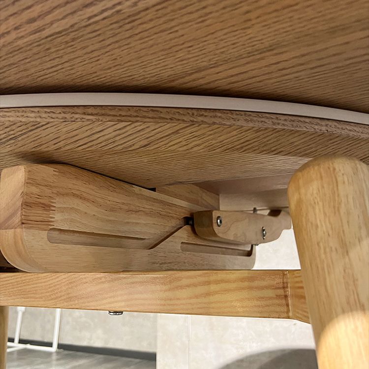 モダンな丸いダイニングテーブル白い木の脚と白い石の卓上