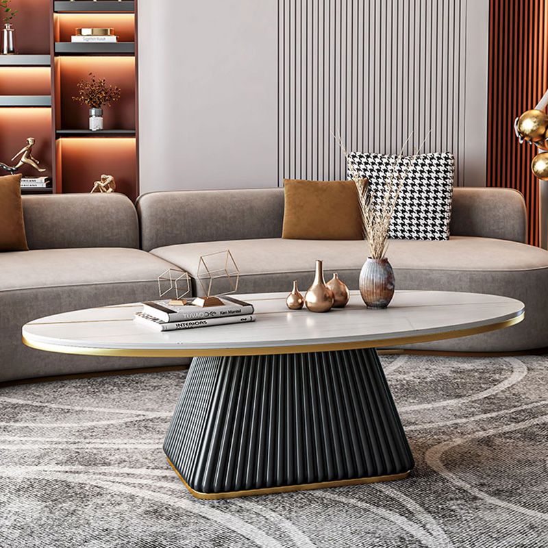 Glamouröser Couchtisch mit ovalem Sockel und Cocktailtisch