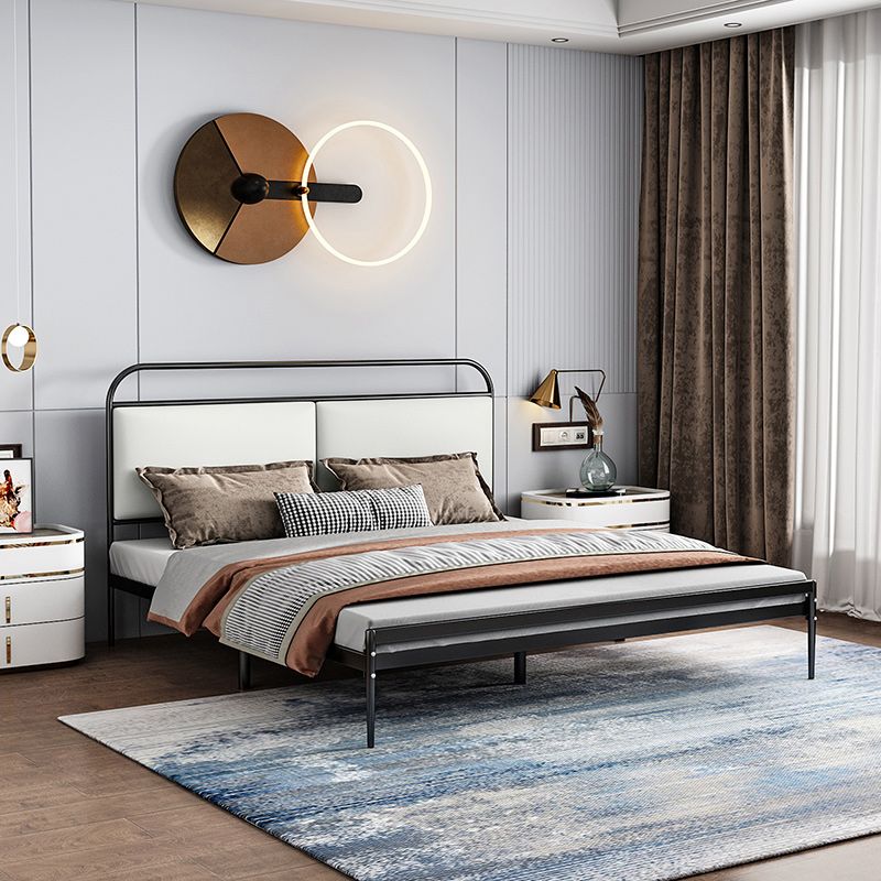 Letto a stecca in metallo largo 79 pollici con testiera rettangolare.