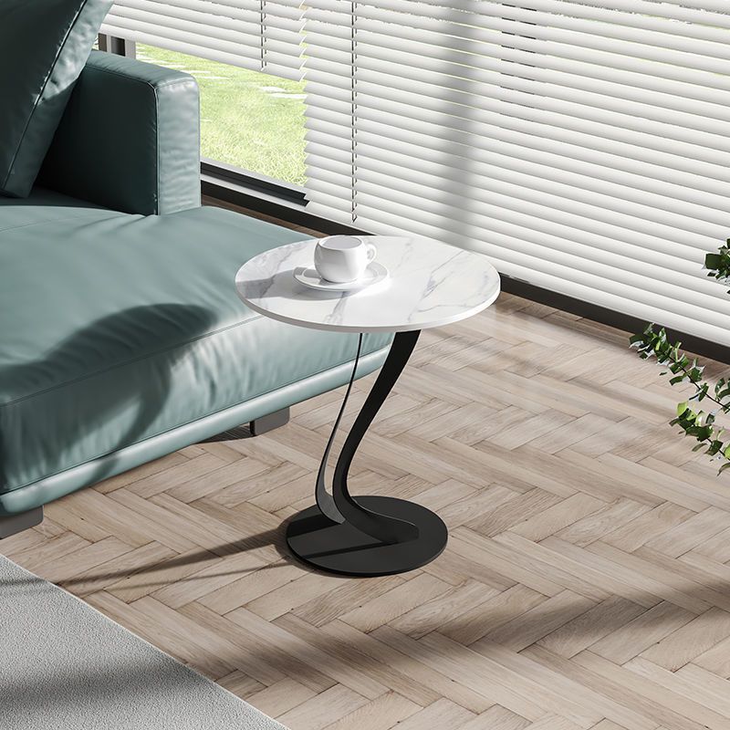 Zeitgenössischer runder Schiefer -Seiten Tabelle 20,5 "hoher abstrakter Endtisch