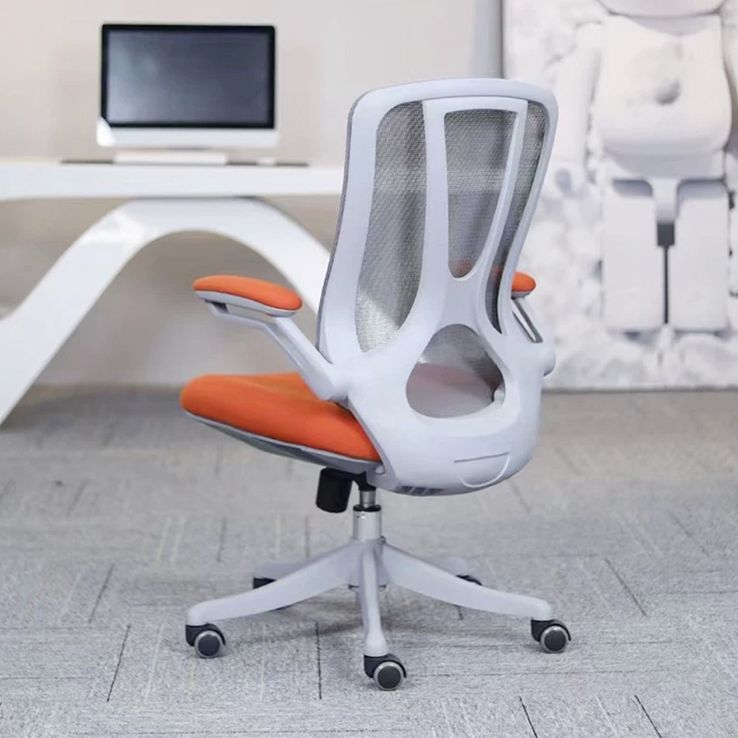 Moderne ergonomische mesh-werkstoel, draaistoel met middenrug en gewatteerde armen