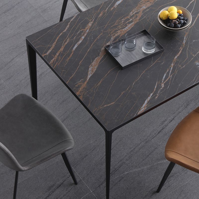 Tavolo da pranzo industriale a 4 gambe in pietra nera e sito da pranzo in metallo