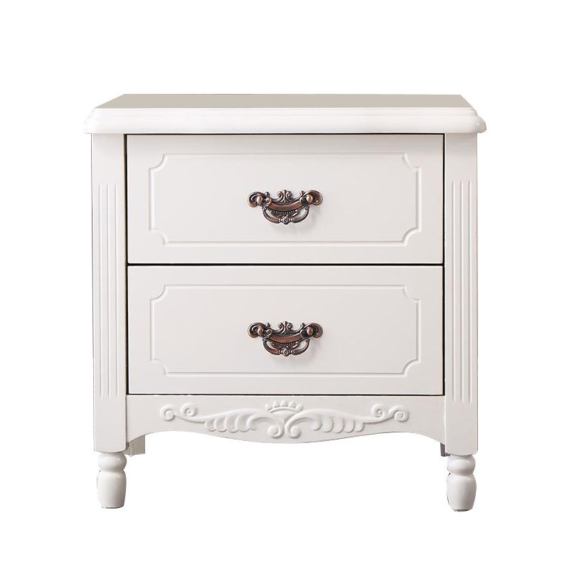 Comodini contemporanei a un comodino da tavolo in legno massiccio con cassetti