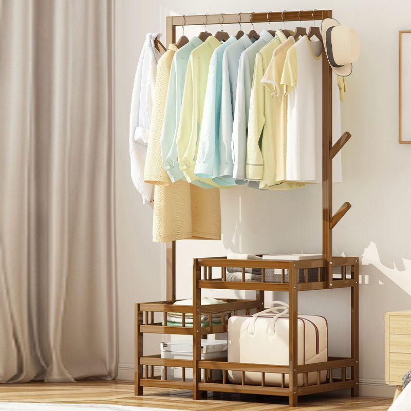 Moderne entreehal boom houten planken kleerhanger hal kapstok