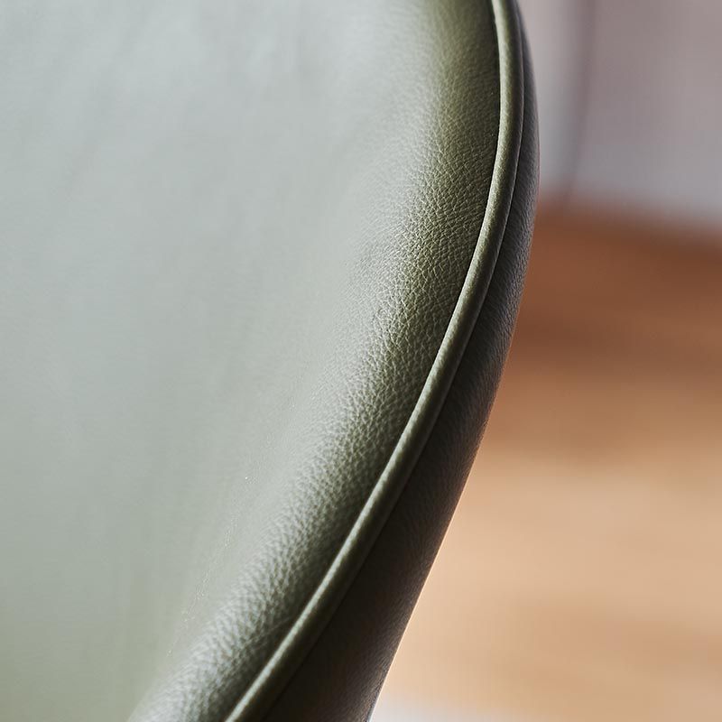 Chaise de salle à manger rembourrée en cuir chaise latéral contemporaine avec base noire