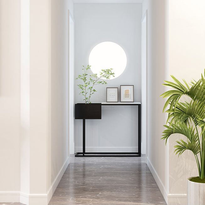 Tabella di consoe di base con cornice di ferro con top in pietra e scaffale