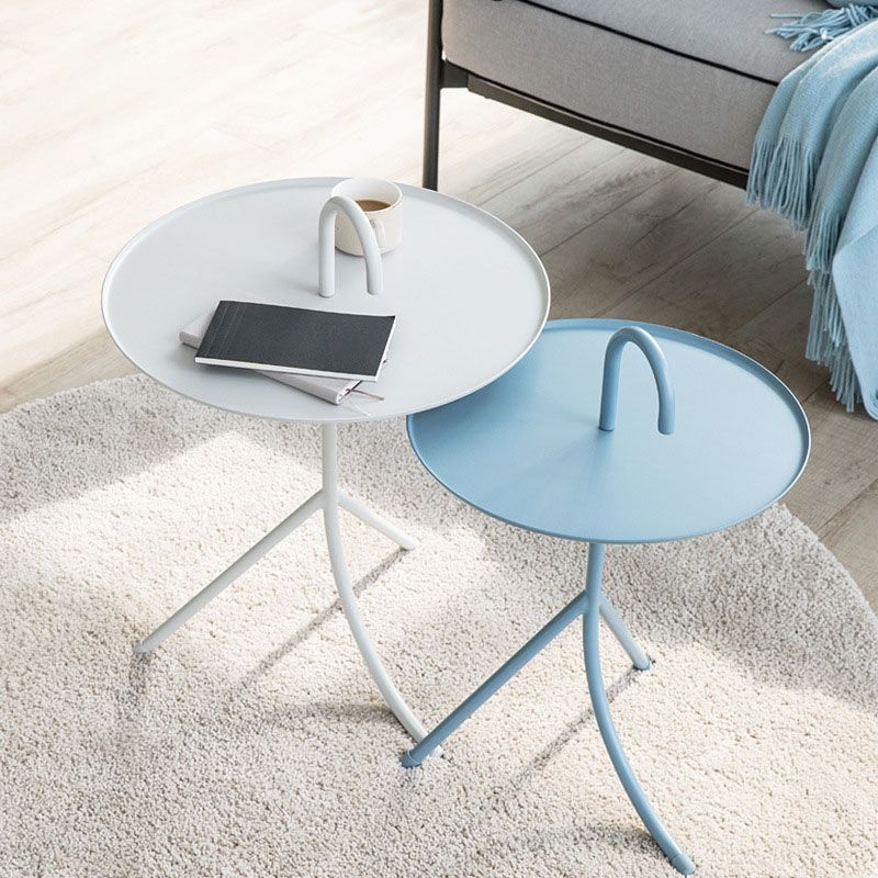 Table d'appoint en métal rond avec une base de 3 jambes dans un style moderne médiéval