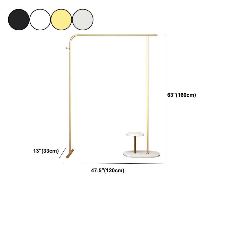 Lujosa rejilla de pelaje de capa de pie de pie de metal con fondo de mármol