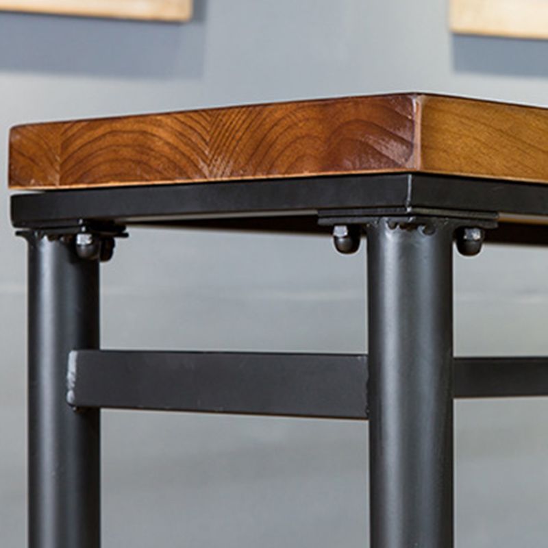 Table à hauteur de bar avec plateau en bois, pieds noirs et base en métal