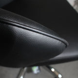 Moderner armloser schwarzer Bürostuhlhöhe-verstellbarer Stuhl mit Rädern