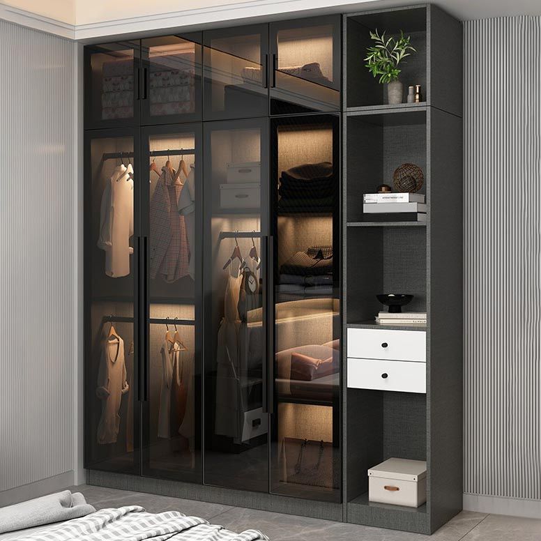 Eigentijdse garderobe -armoire met planken hout en glazen garderobe kast