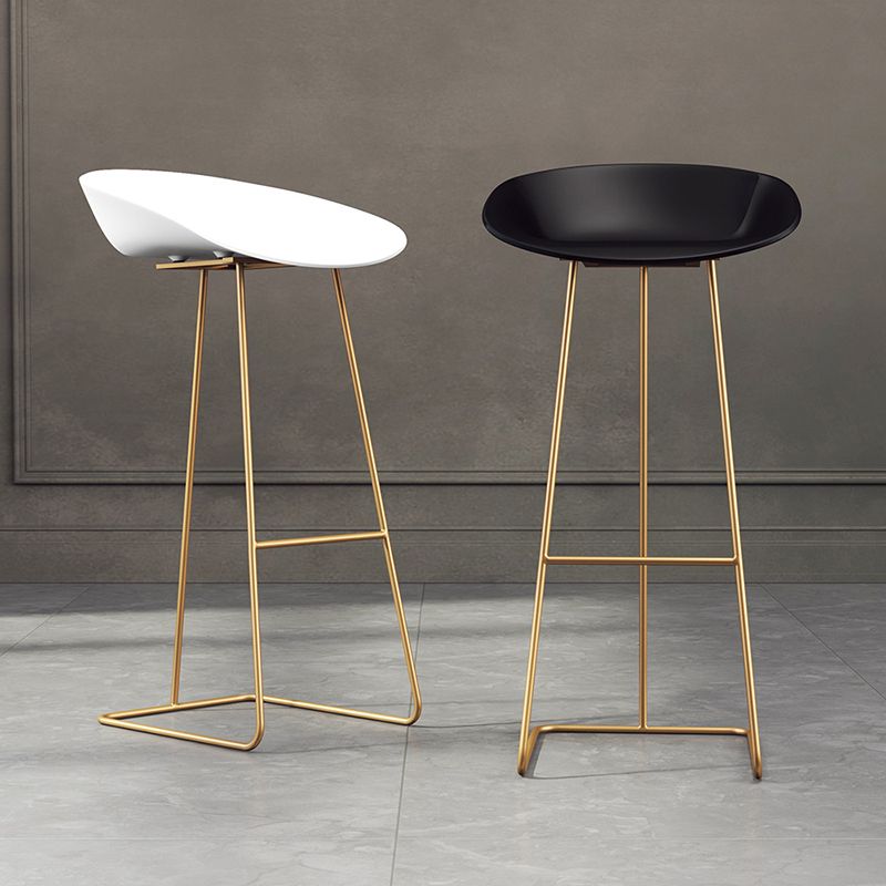 Taburete de bar de plástico estilo Glam, taburete de bar con forma de cubo y altura de mostrador