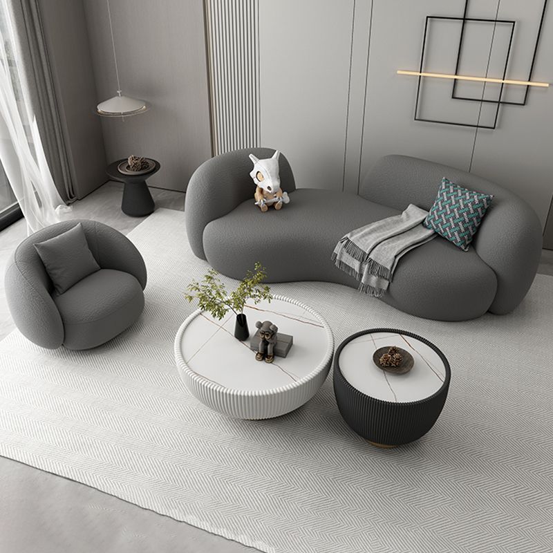 Moderne stijl bank met gebogen rug en gewatteerde sponszitting bank