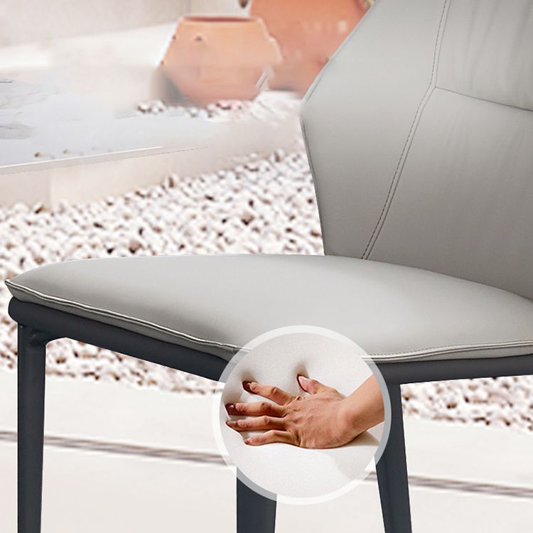 Chaise d'accélération simple moderne chaise à manger en faux cuir avec base en métal pour le salon