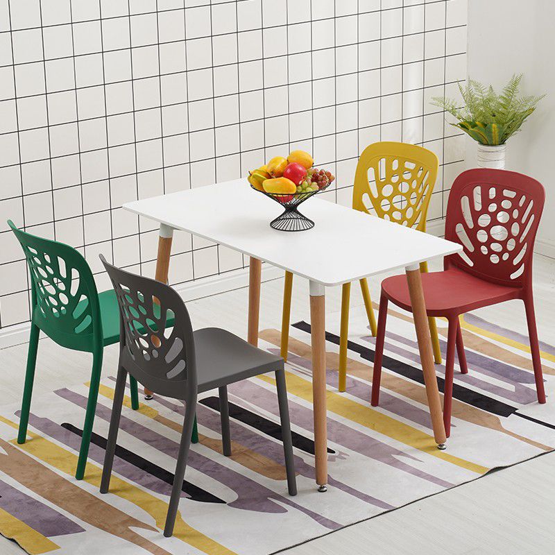 Moderne stijl zijstoel Plastic stapelbare eetkamerstoel voor eetkamer