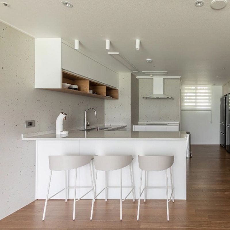 ホワイトメタルベースのあるコンテンポラリーバケツローバックアームレスバースツール