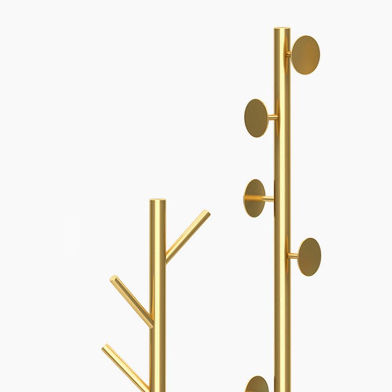 Hermosos ganchos de colgra de abrigo estante de abrigo de metal de pie con fondo de mármol