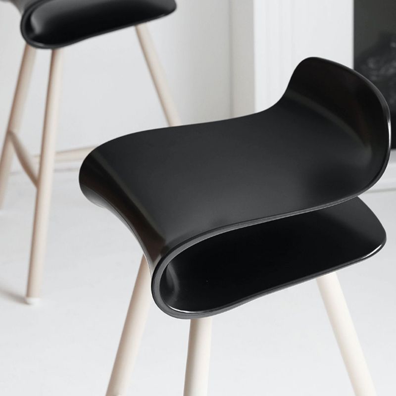 Sgabello da bar con barra bassa in metallo bassa con armi interno interno contemporaneo con poggiapiedi