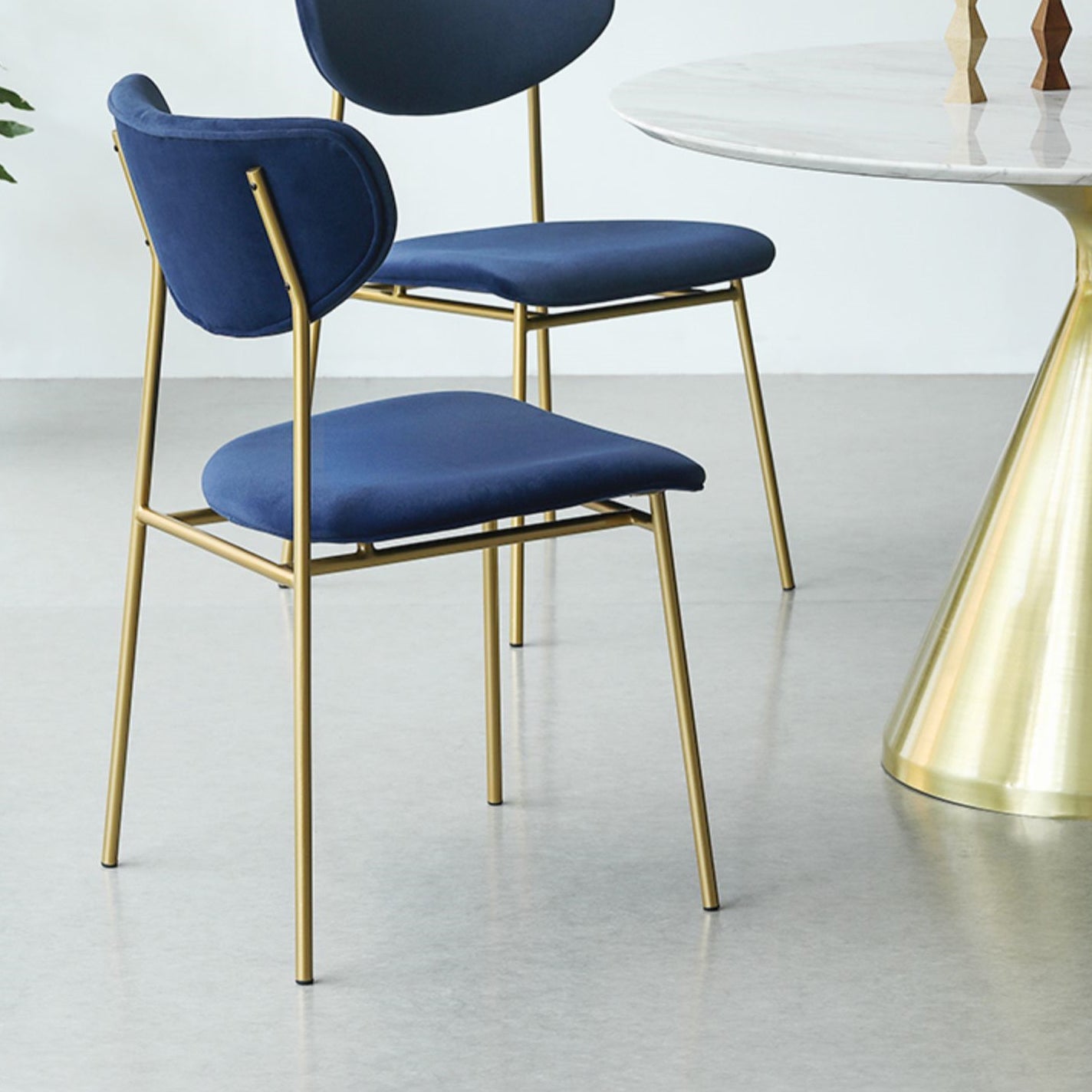 Leather Contemporary Restaurant Side Chair Open Dark Color Dining Chair Clearhalo ' kitchen&dining_furn' 'Dining Chairs' 'Dining Tables & Seating' 'dining_chair' 'furn' 'furn_dining_chair' 'Furniture' 'furniture_dining_chair' 'Kitchen & Dining Furniture' 'kitchen' 3540443